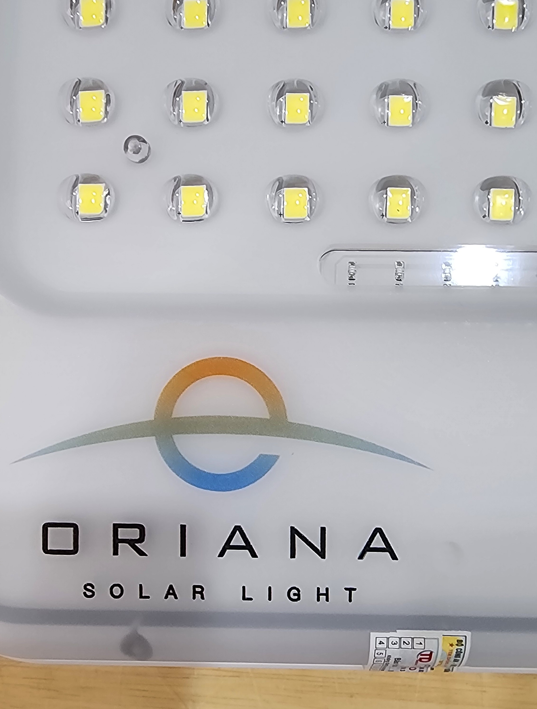 SẢN PHẨM MỚI - ÁNH SÁNG BỀN BỈ - ĐÈN PHA NĂNG LƯỢNG MẶT TRỜI ORIANA DB-8200 – CÔNG SUẤT 200W. BAO PH